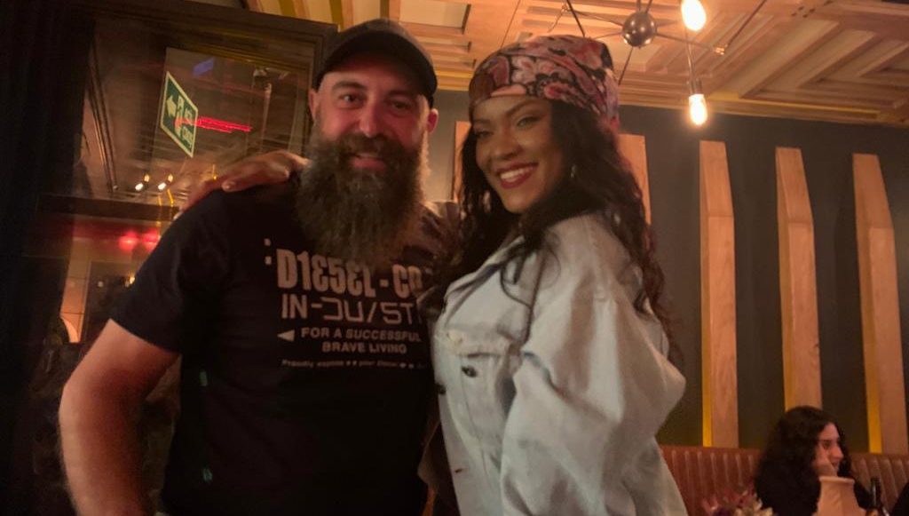 Imagine Stire Rihanna s-a încurcat în… bărbați. Ce greșeală a făcut frumoasa artistă la un restaurant din Turcia | 2review.ro