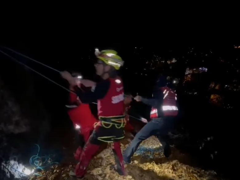 Salvamontiștii au salvat un bărbat beat care a alunecat și s-a rostogolit 100 de metri pe un traseu spre vârful Tâmpa