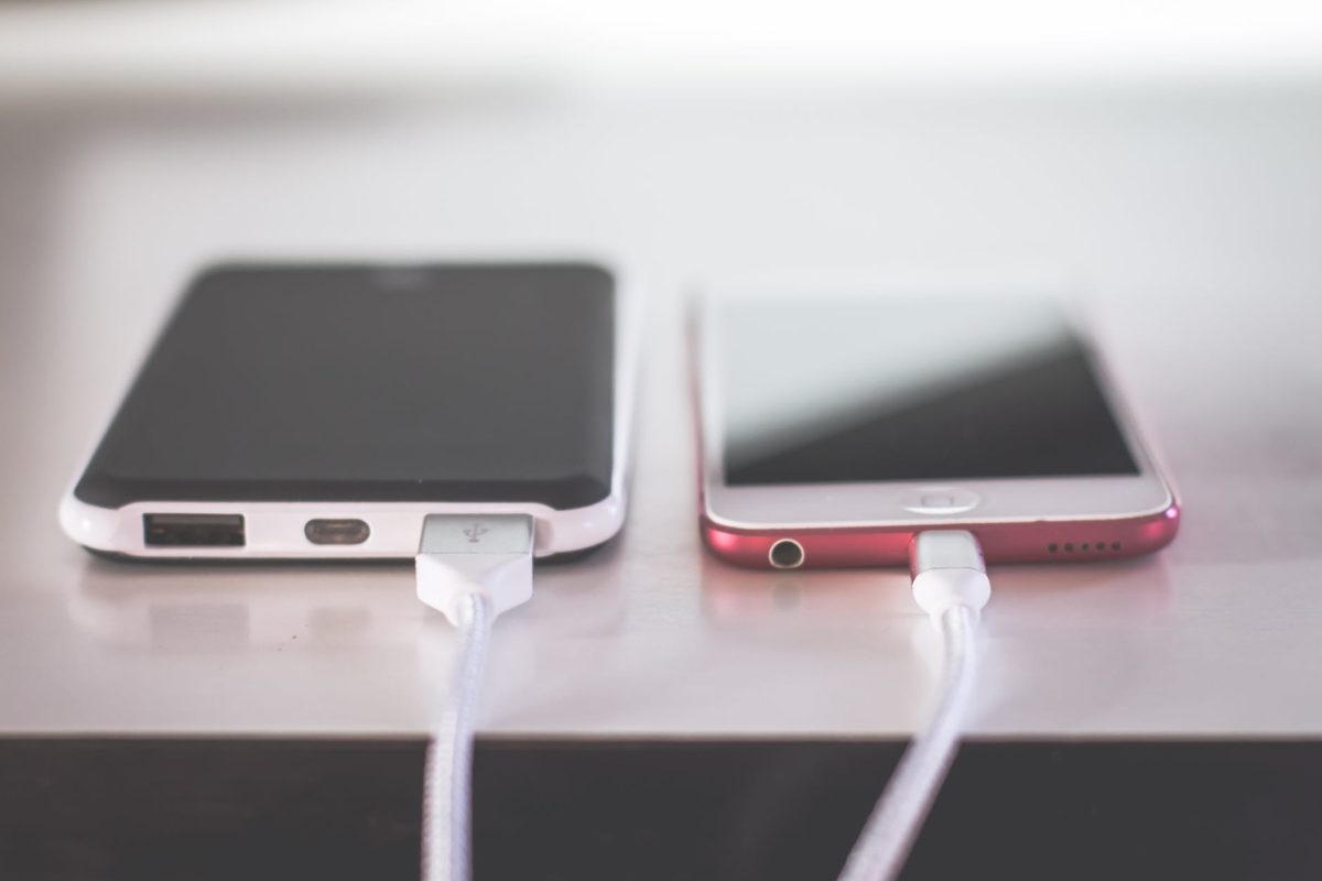 Ce se întâmplă dacă laşi laptopul sau telefonul la încărcat peste noapte? Cât curent consumă, de fapt
