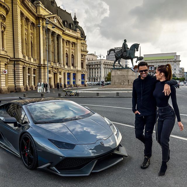 Imagine Stire Dosar penal pentru Zed și iubita lui. ”Regele roților” a postat un filmuleț pe TikTok în care fosta Miss România schimbă un semn de circulație | 2review.ro