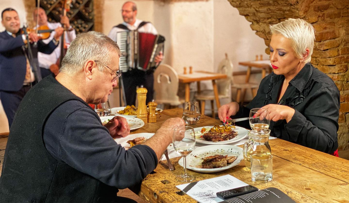Nu este un banc! Câți lei costă o ciorbă de burtă și o porție de sarmale la restaurantul de fiță al lui Mircea Dinescu din Centrul Vechi, „Lacrimi și Sfinți”