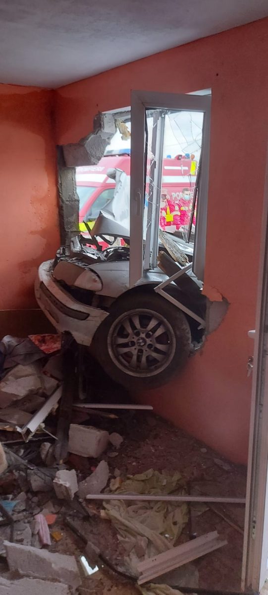 Sperietură uriașă pentru o familie din Dâmbovița! Un tânăr de 19 ani a intrat cu BMW-ul în casa lor. FOTO