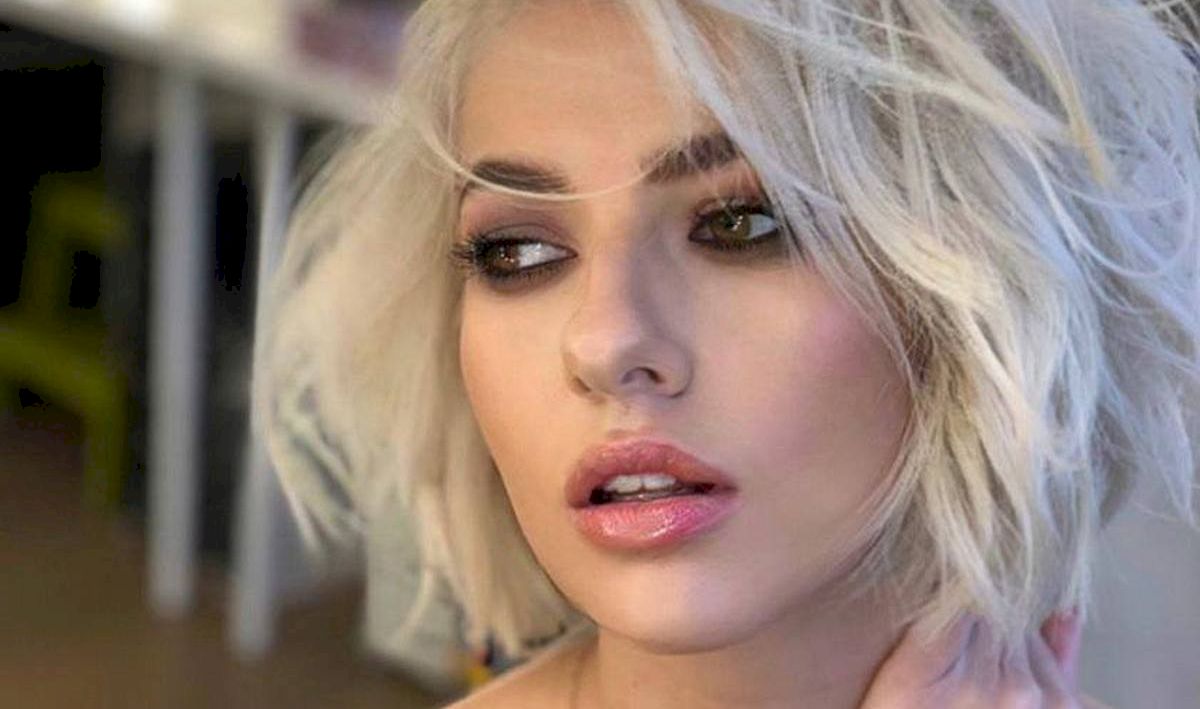 Imagine Stire Cât a rezistat Lidia Buble cel mai mult fără să facă dragoste. Fosta iubită a lui Răzvan Simion nu ar sta un an fără amor nici dacă ar trăi în casă cu Johnny Depp | 2review.ro