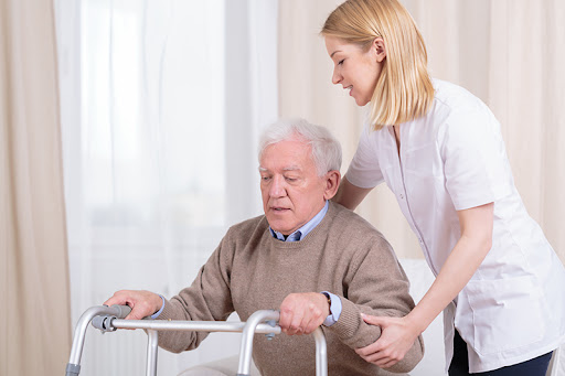 Îngrijitoarea unui pensionar din Italia a fost arestată după ce a devenit soția lui fără să știe și i-a furat toată averea
