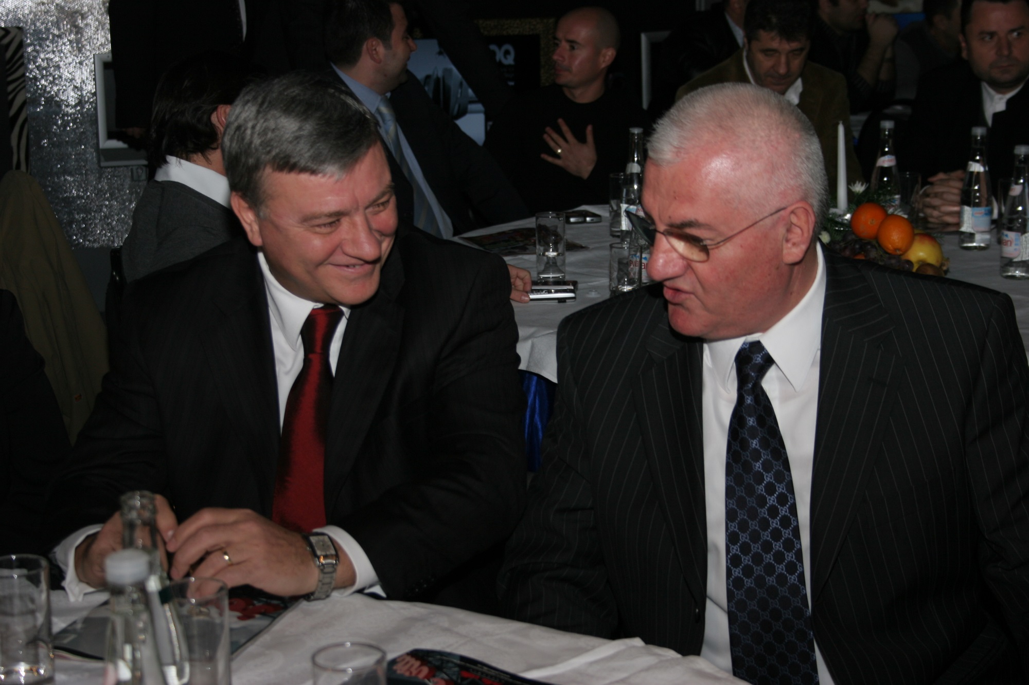 Mircea Sandu (stânga) și Dumitru Dragomir au fost timp de 20 de ani cei mai puternici conducători ai fotbalului românesc