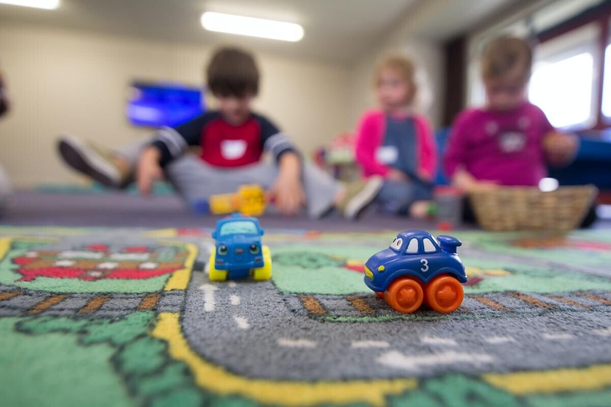 O femeie din Baia Mare a sunat la 112 pentru că n-a ajuns să-și ia copilul de la grădiniță, din cauza traficului