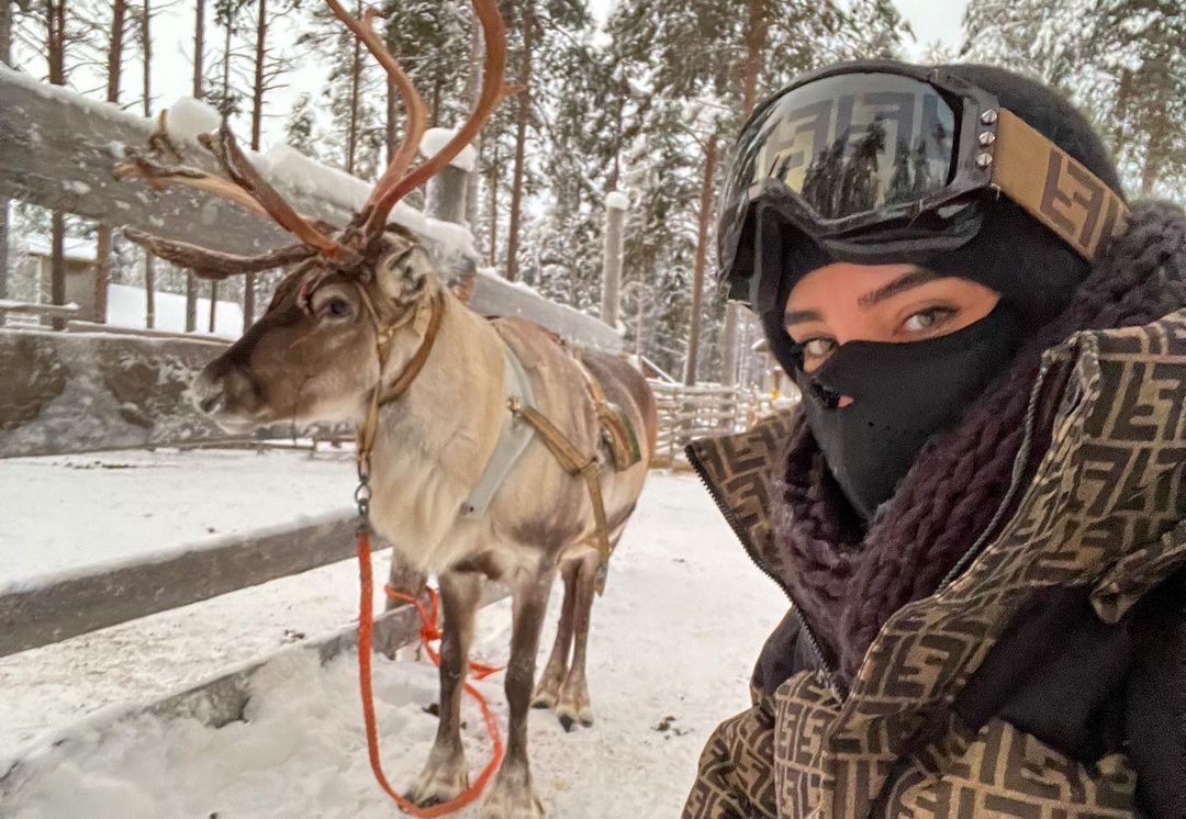 Imagine Stire Adelina Pestrițu, vacanță de poveste în Laponia. Cum a reacţionat fetiţa vedetei când l-a întâlnit pe Moș Crăciun: „Parcă nu-i venea să creadă că e real ceea ce vede” | 2review.ro