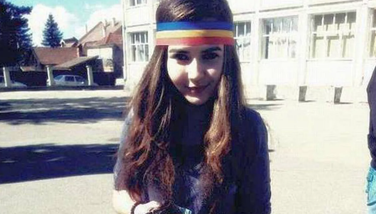 Imagine Stire Ce s-a ales de Sabina, ”fetița cu bentiță tricoloră” care i-a făcut pe români să iasă în stradă | 2review.ro