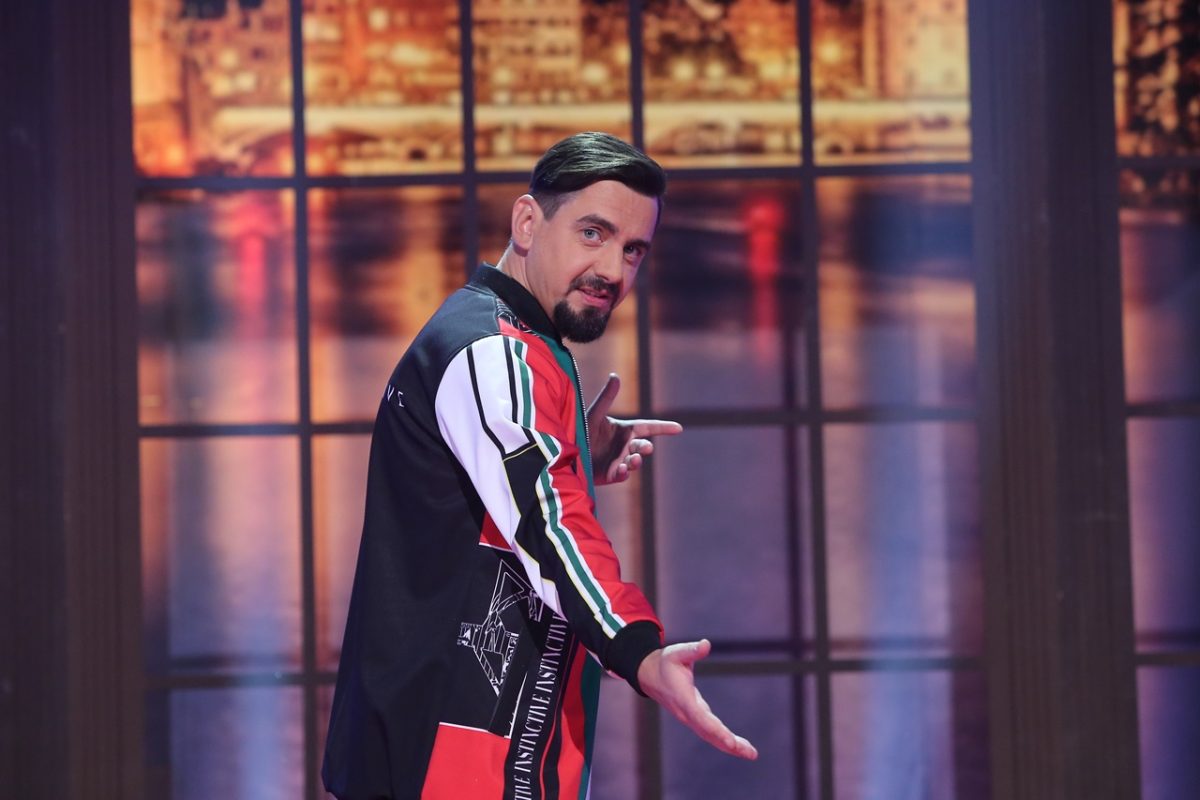 Imagine Stire Cosmin Natanticu face bani frumoşi din stand-up comedy. Câţi lei costă un bilet la show-urile ex-concurentului Asia Express | 2review.ro