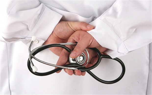 Imagine Stire BANC | Doctorul Popescu s-a culcat cu una dintre pacientele lui | 2review.ro