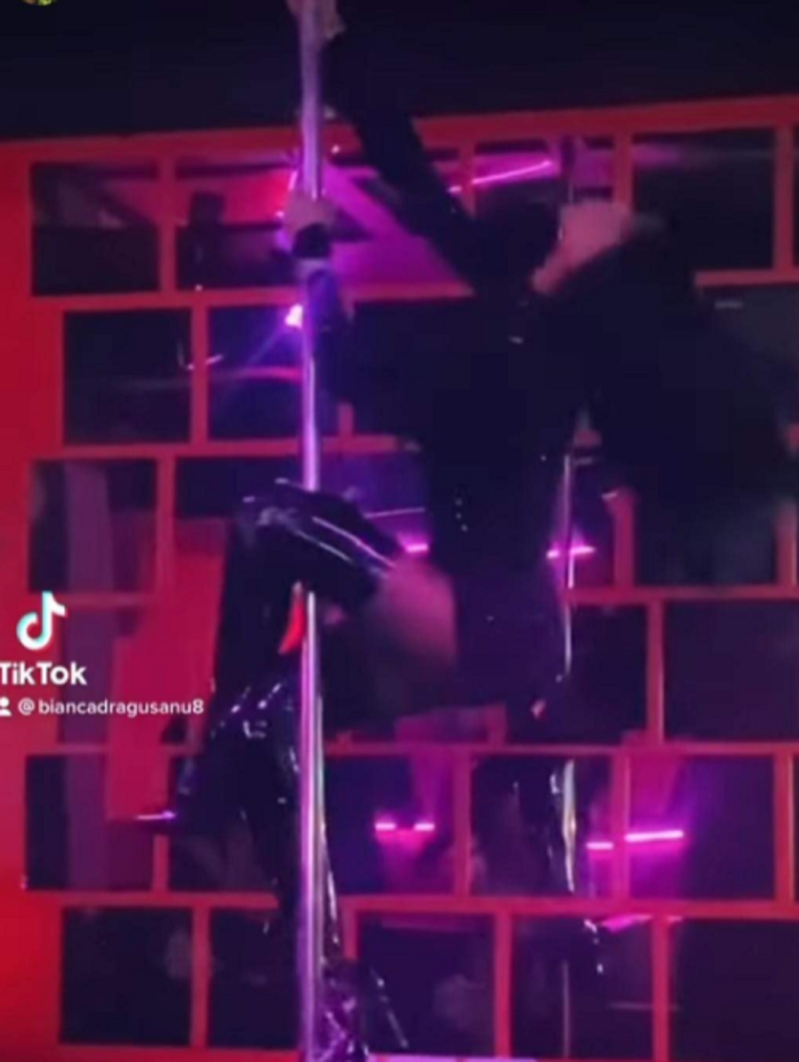 Imagine Stire Ipostazele rușinoase în care Bianca Drăgușanu a fost surprinsă. S-a întâmplat după ce a aflat că actuala lui Victor Slav a făcut show-uri pentru adulți | 2review.ro