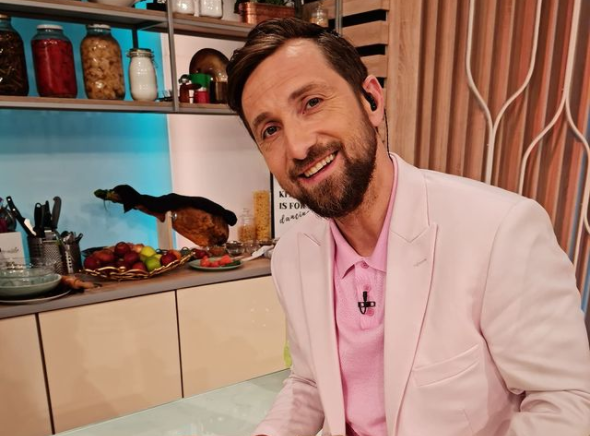 Imagine Stire Dani Oţil, reacţie bizară despre fetele care fac clipuri pe Tik Tok: „Tu eşti flexibilă doar când…” | 2review.ro