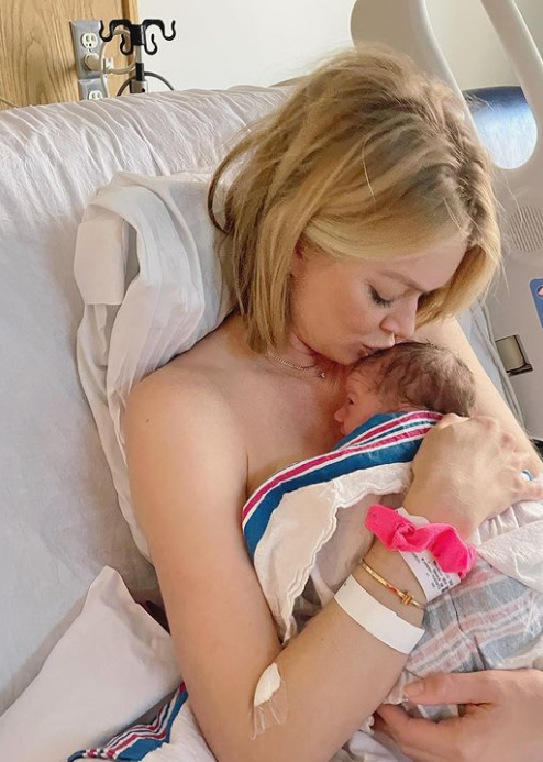 Imagine Stire Îngerașul Victoria`s Secret a devenit mămică pentru a doua oară. Lindsay Ellingson a publicat primele fotografii cu noul membru al familiei | 2review.ro