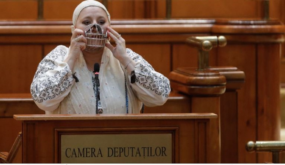 Diana Șoșoacă a intrat în atenția presei din Italia, după ce a apărut cu botniță în Parlament. Senatoarea, asemănată cu Hannibal Lecter
