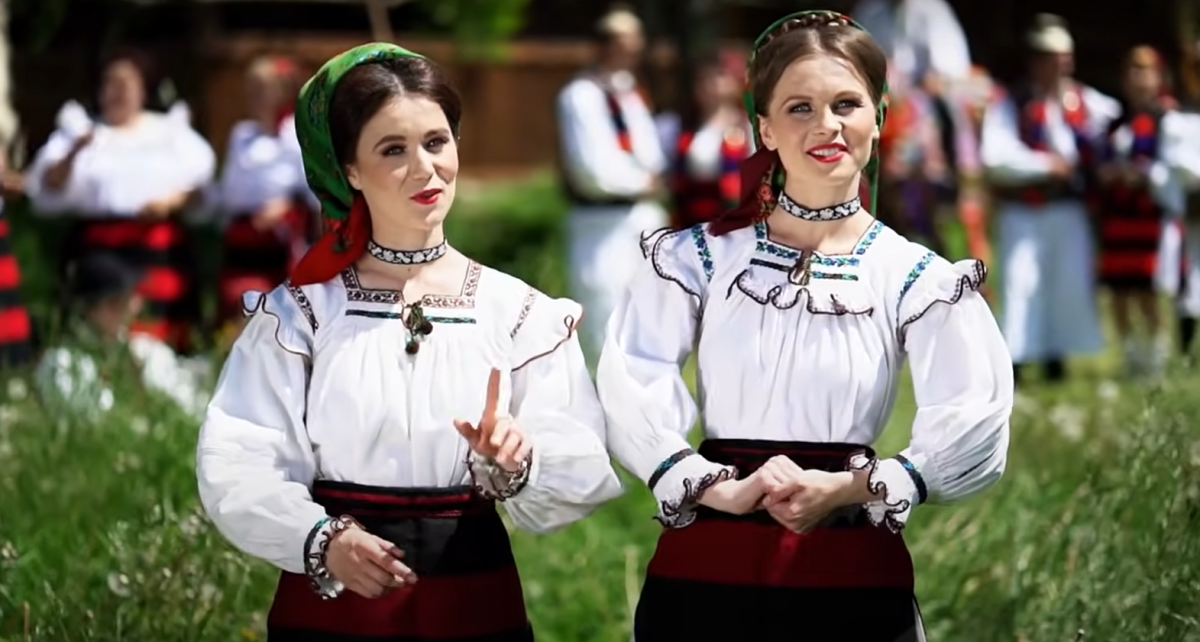 Cine sunt Suzana și Daciana Vlad, gemenele folclorului românesc. Prin ce dramă au trecut interpretele de muzică populară din Maramureș