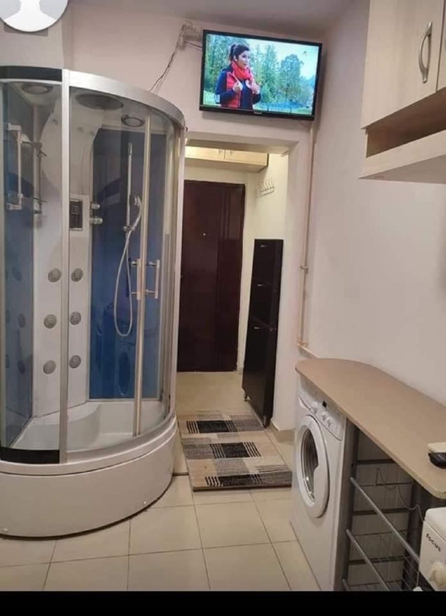 Imagine Stire Un bărbat a vrut să închirieze o garsonieră în care baia și bucătăria erau în dormitor. Uluitor cum au reacționat internauții | 2review.ro