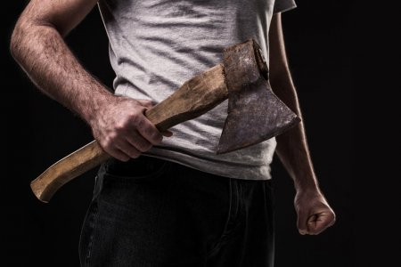 Un bărbat i-a distrus mașina fostei concubine cu o toporișcă. În ce stadiu a ajuns mașina femeii?
