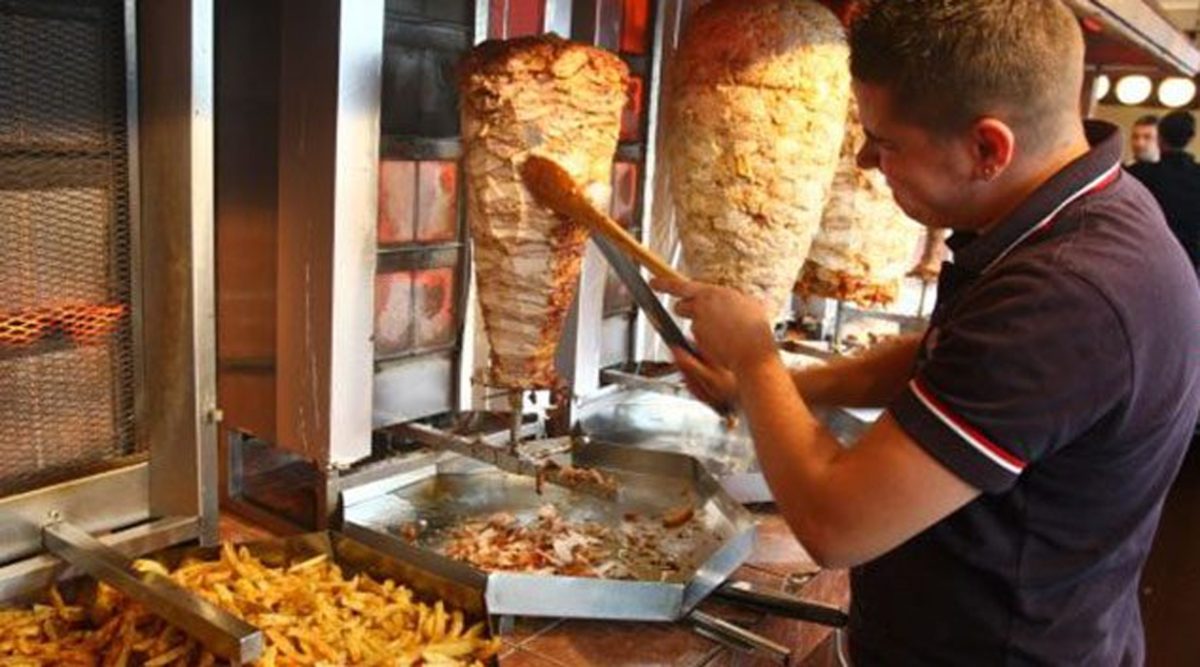 Imagine Stire BANC | „Bună ziua, vreau patru shaorme la pachet, vă rog” | 2review.ro