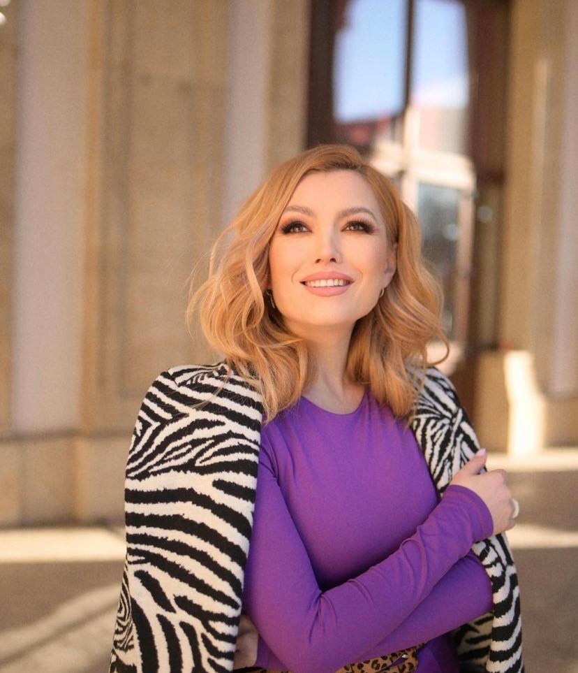 Imagine Stire O recunoști? Cum arăta Elena Gheorghe la doar 14 ani? Cânta la fel ca acum, dar arăta complet diferit | 2review.ro