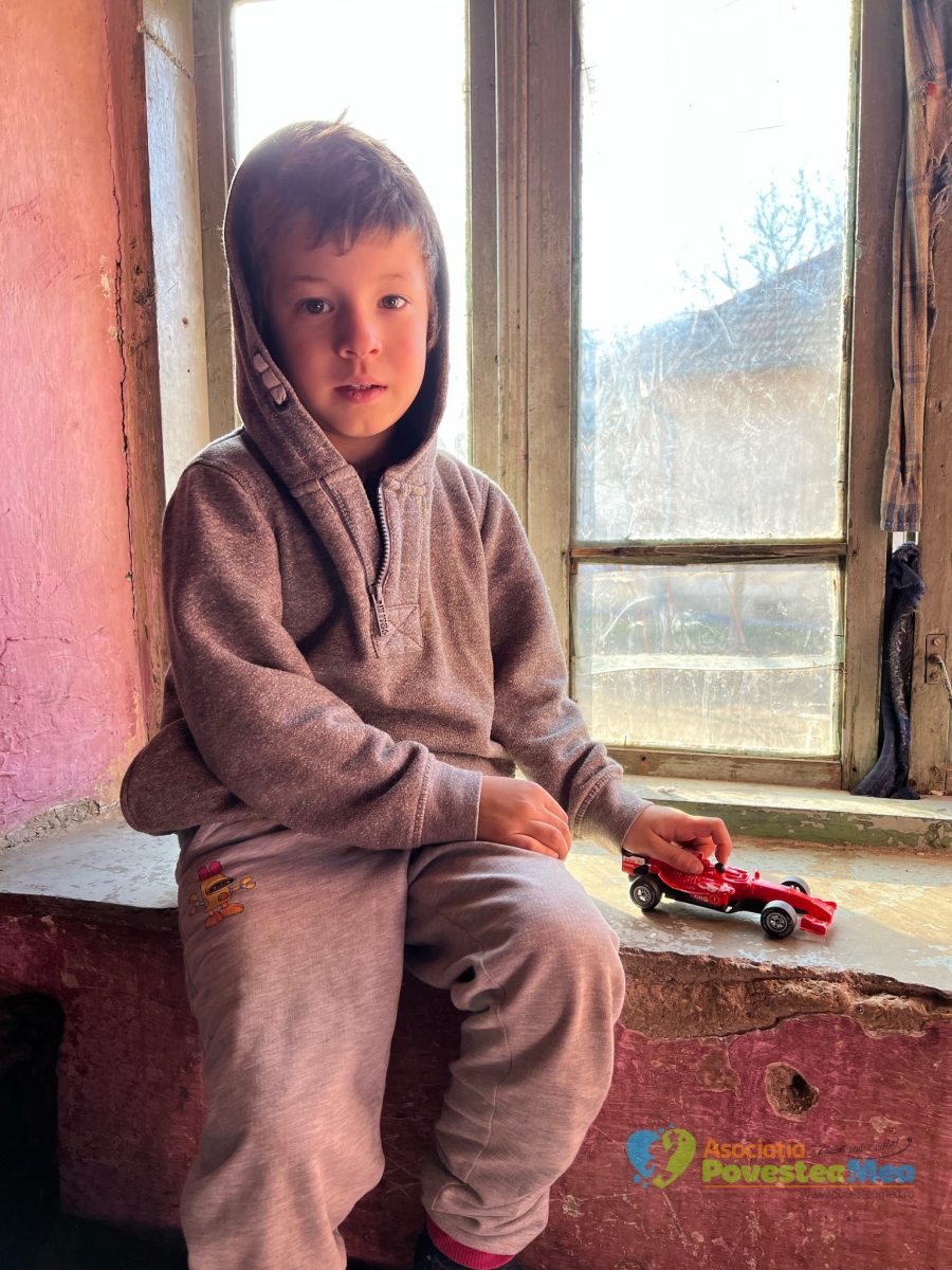 Povestea tristă a lui Ionuţ, băieţelul care se uită pe geam „cu porţia”