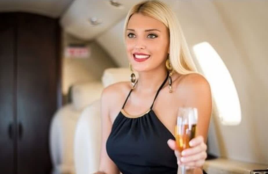 Imagine Stire BANC | ”O blondă în avion stă lângă un avocat” | 2review.ro