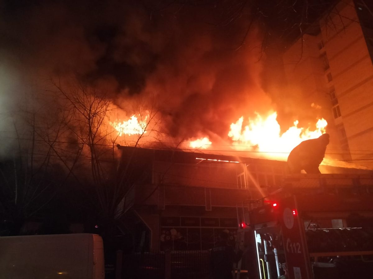 Incendiu puternic în Dâmbovița. Şase autospeciale de pompieri au intervenit