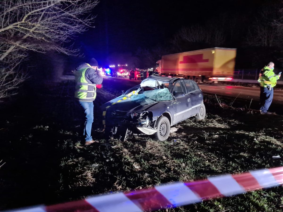 Accident mortal pe DN6. Un pasager dintr-o mașină a murit pe loc