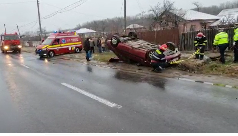 Accident grav în Argeș. A lovit un pieton și apoi s-a răsturnat cu mașina
