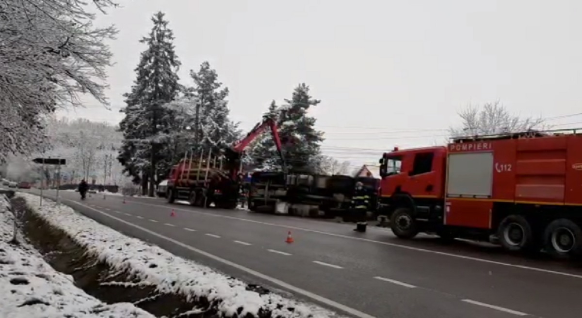 VIDEO | Accident în Argeș! Un TIR încărcat cu lemne s-a răsturnat, a rupt un stâlp și a avariat o conductă de gaze