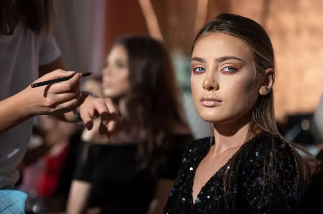 O mai ții minte pe Adina, fetița care trăia lângă groapa de gunoi la limita sărăciei? Cum arată și cu ce se ocupă acum