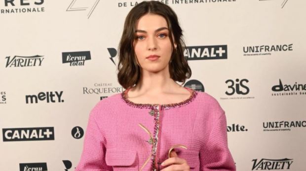 Imagine Stire Anamaria Vartolomei, desemnată cea mai bună actriță din Franța, în 2021. Tânăra s-a născut la Dărmănești, județul Dâmbovița | 2review.ro