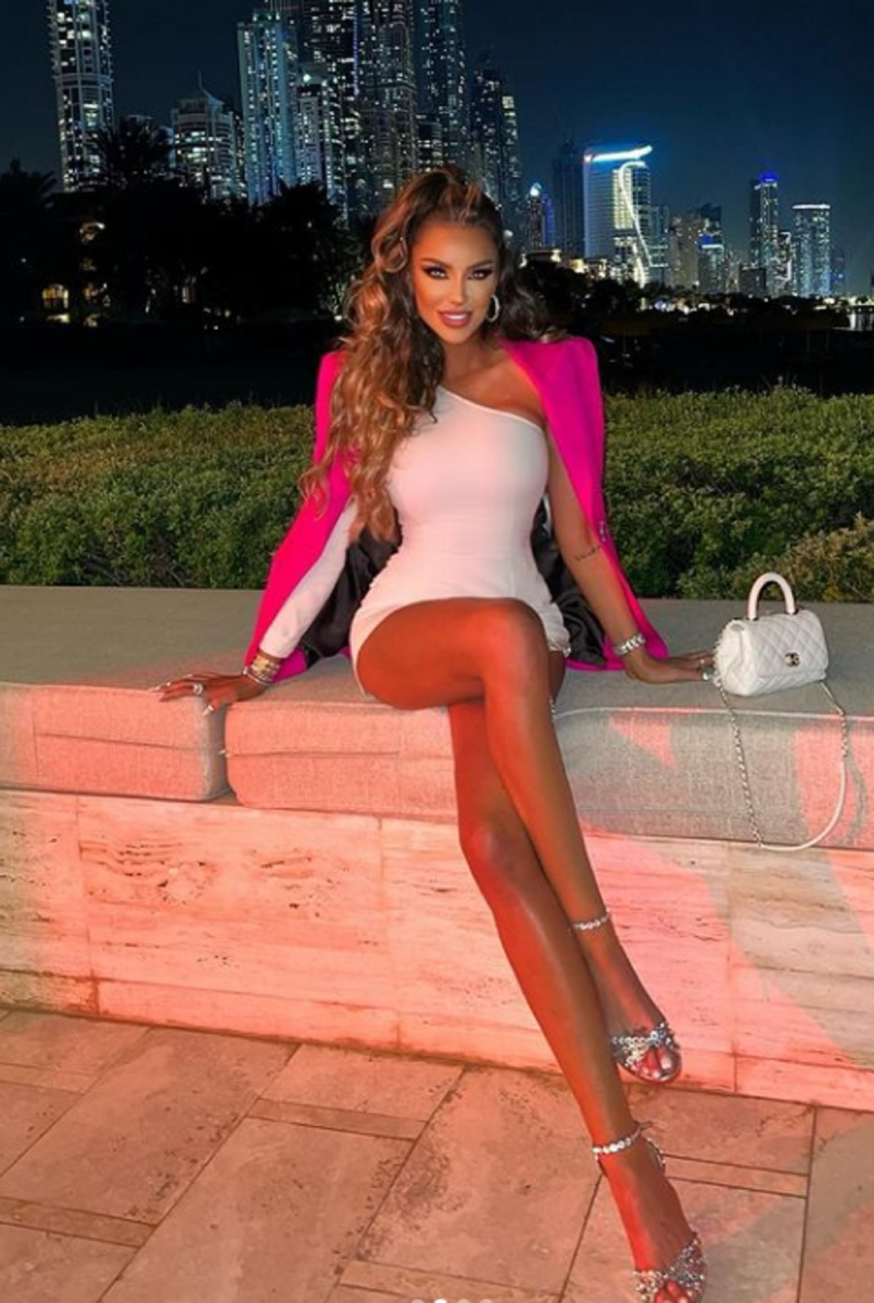 Imagine Stire Cum s-a îmbrăcat Bianca Dărgușanu azi-noapte, de revelion, în Dubai. Vedeta nu s-a putut abține | 2review.ro
