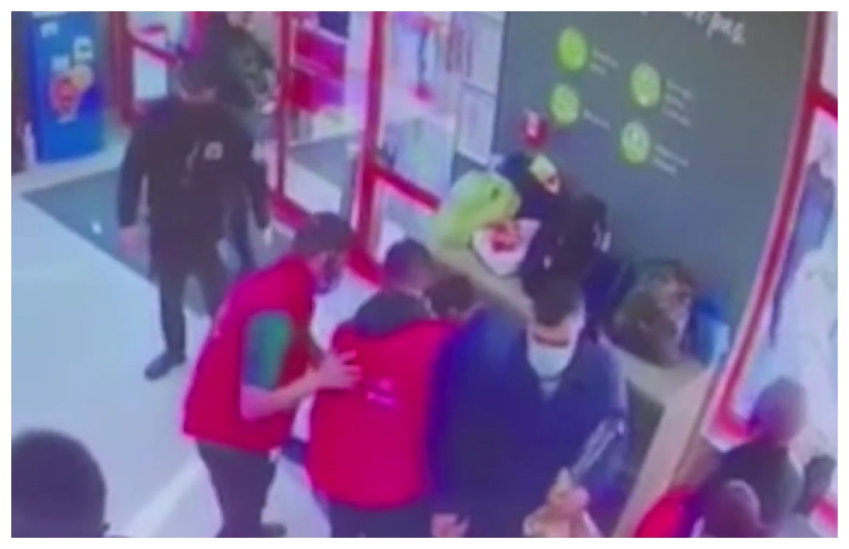 Bătaie într-un magazin din Buzău, după ce un client a fost rugat să își pună masca de protecție