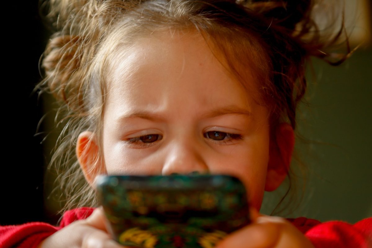Au rămas șocați! Ce au descoperit părinții unui copil de 2 ani, după ce l-au lăsat să se joace pe telefon