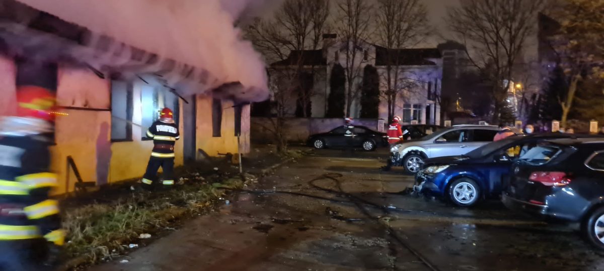 Incendiu de proporții în Sinaia! 9 mașini au fost distruse, iar o clădire a ars în totalitate. VIDEO