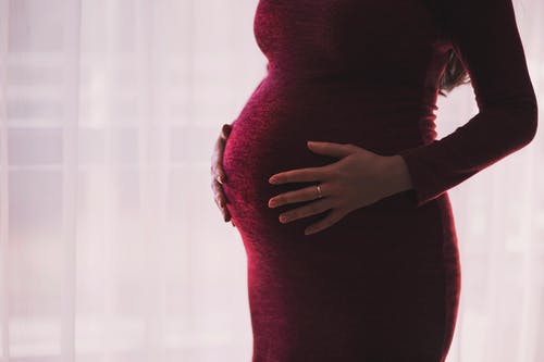 Studiul care demontează una dintre teoriile conspirației: vaccinarea împotriva COVID nu afectează fertilitatea