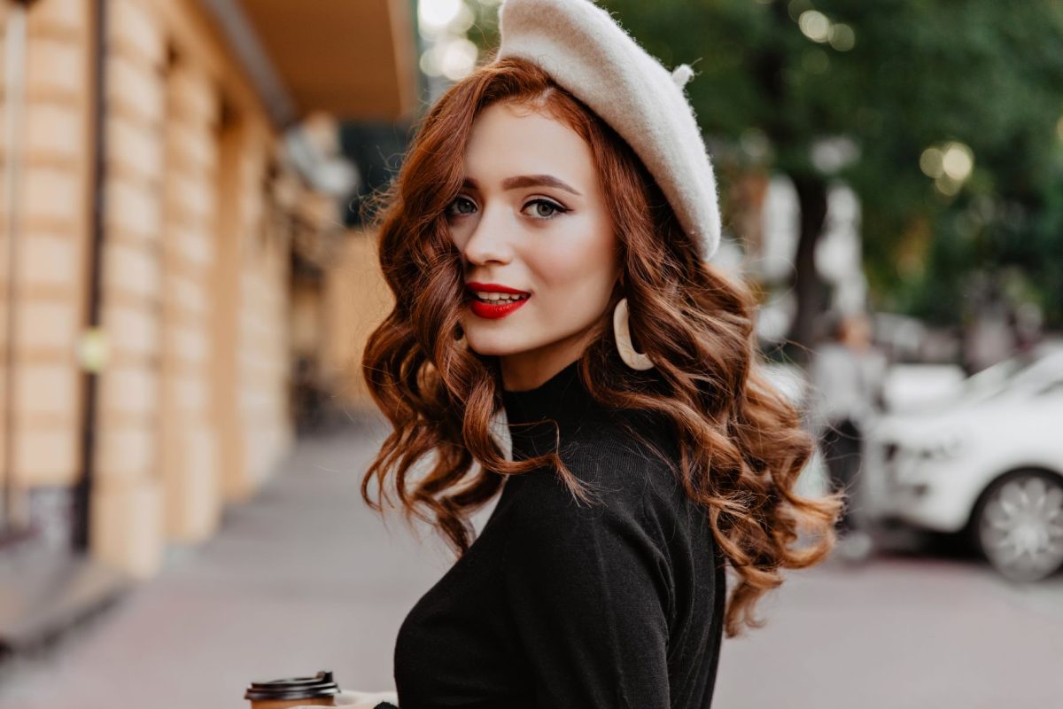 Accesorii semnătură ale vedetelor: ce poartă femeile celebre pentru a-și evidenția stilul?