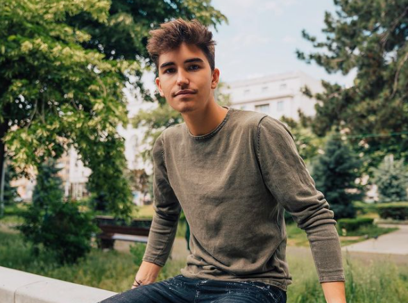 Imagine Stire Sebastian Dobrincu, dezvăluiri despre familie. Tânărul milionar le este recunoscător părinţilor săi | 2review.ro