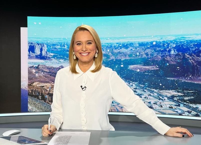 Imagine Stire Viralul anului în România! Cum a fost fotografiată Andreea Esca în pauza de reclame, la pupitrul Știrilor Pro TV | 2review.ro