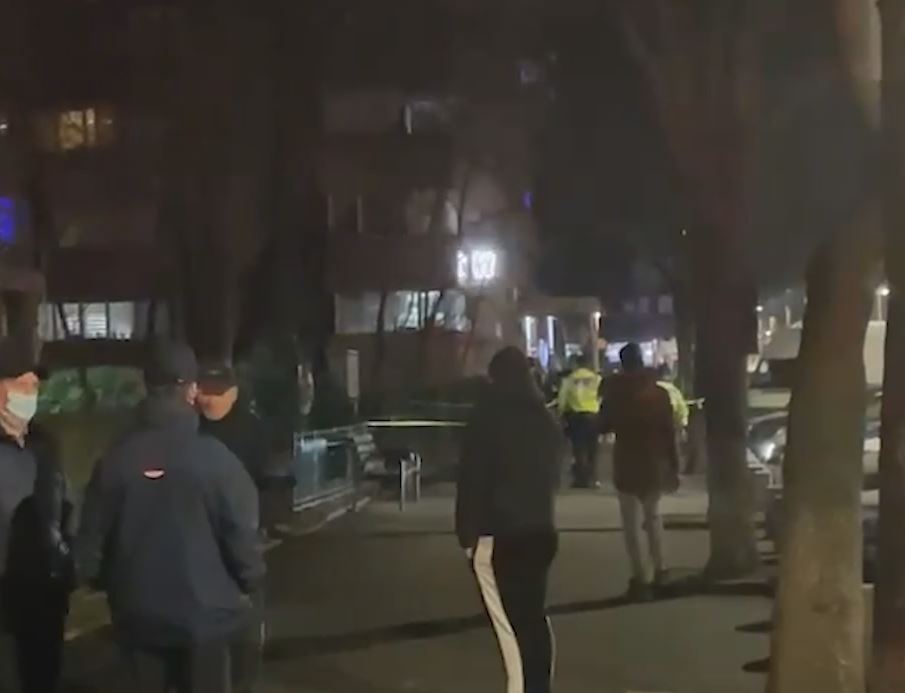 Incendiu într-un bloc din București. Un bărbat a fost găsit mort de pompieri | VIDEO