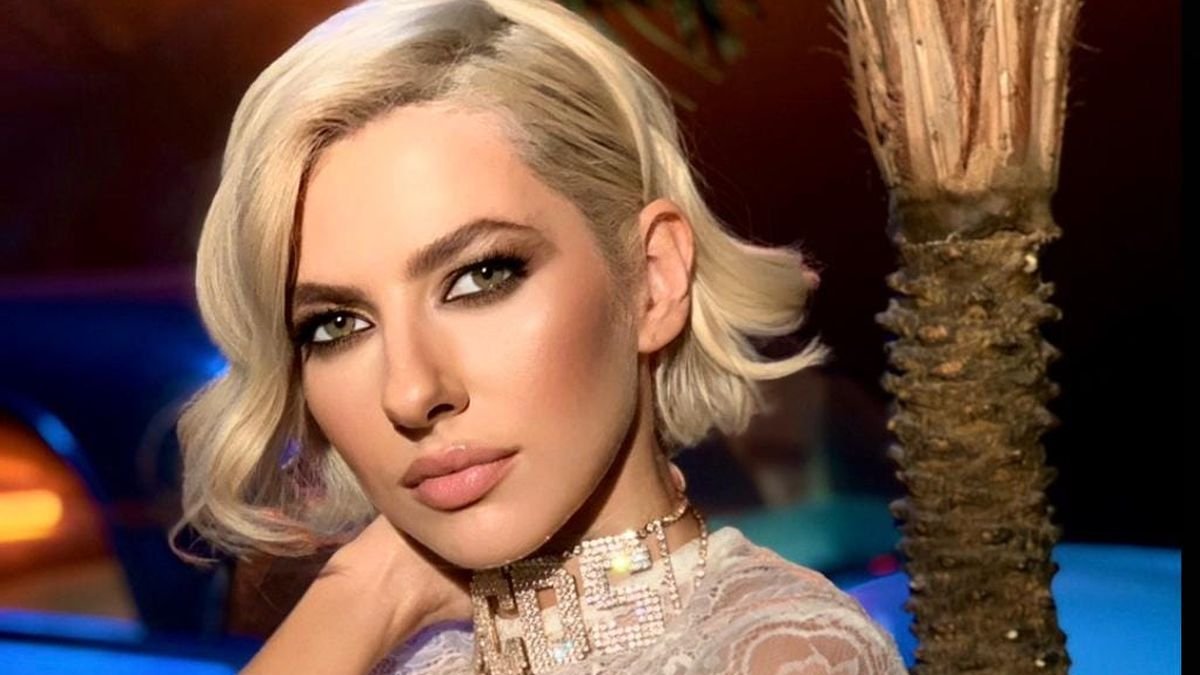 Imagine Stire Lidia Buble, hărțuită de polițistul de la Rutieră?! Mita, negociată în fața bancomatului | 2review.ro