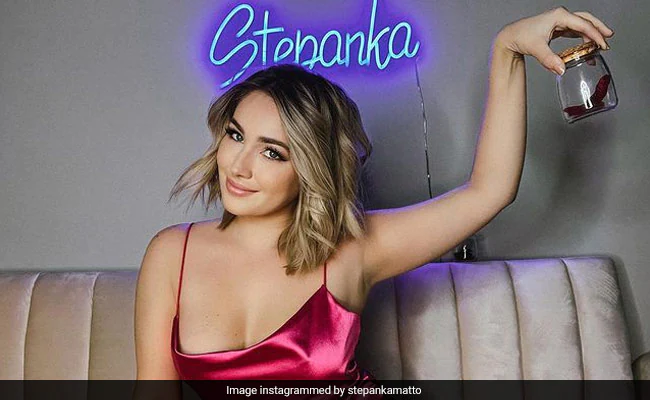 Stephanie Matto, femeia de 31 de ai care și-a vândut „vânturile” pe internet cu 1.000 de dolari borcanul, face bani acum din lumânări parfumate