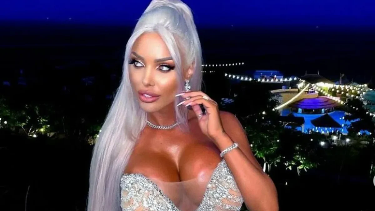 Imagine Stire Ce ținută a purtat Loredana Chivu de revelion. Blondina a petrecut cu Ana Maria Mocanu și Simona Trașcă la club de fițe din Capitală | 2review.ro