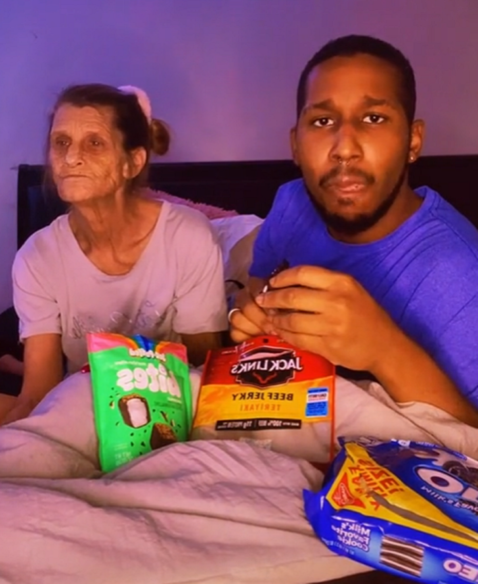 Imagine Stire Un tânăr de 24 de ani se iubește cu o femeie ce ar putea să-i fie bunică. Internauții sunt revoltați: ”Ești o fosilă” | 2review.ro