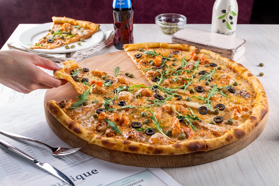 Scandal pe TikTok după ce oamenii au învățat un truc. Cum poți lua o felie de pizza, fără a le atinge pe restul?
