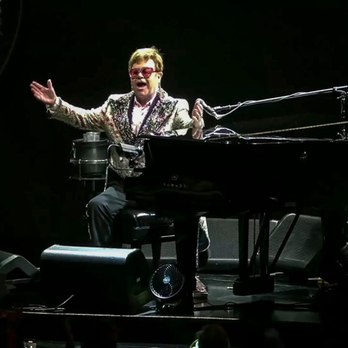 Imagine Stire Elton John, testat pozitiv cu COVID-19. Cum se simte celebrul artist | 2review.ro