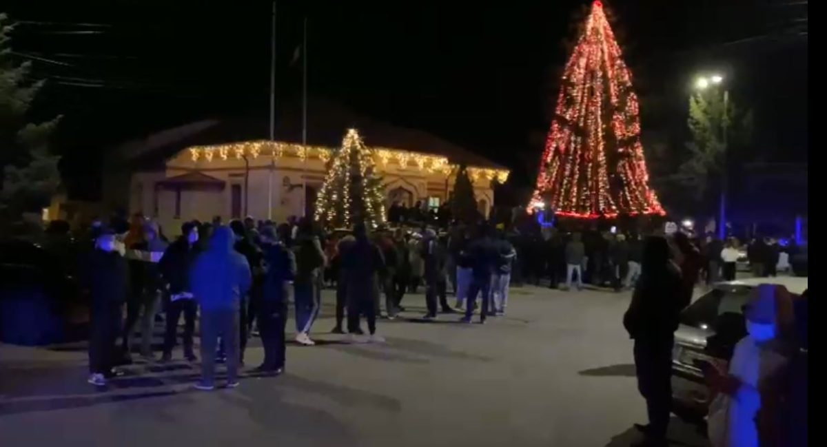 Revoltă la Bolintin Vale, în această seară, în fața Primăriei. Polițiștii și jandarmii au intervenit