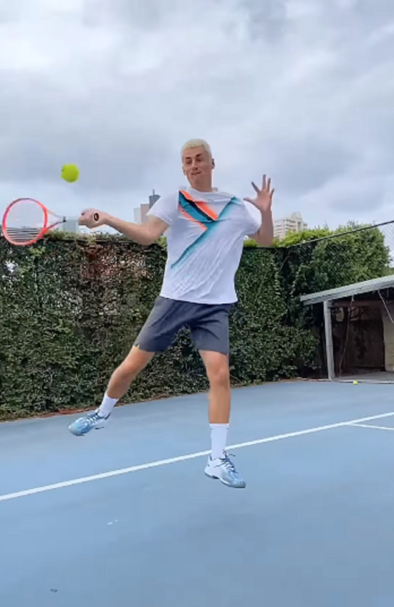 Imagine Stire Bernard Tomic, controversă de zile mari la Australian Open! A anunțat că are COVID-19, în timpul meciului:  „Nu s-a organizat nicio testare oficială” | 2review.ro
