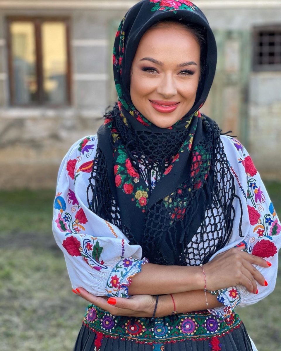 Imagine Stire Cum a fost surprinsă Vlăduța Lupău, după ce s-a întors din America. Artista s-a topit de dorul celui mic | 2review.ro
