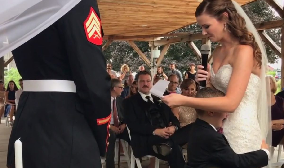 Reacție memorabilă a unui copil de patru ani, în timp ce tatăl lui, soldat în armata americană, se însura pentru a doua oară. Mireasa, direct vizată